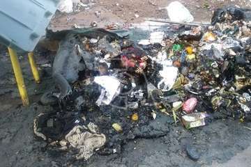 El vandalismo calcina un contenedor en Las Huesas (Telde)/TA.